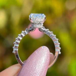 ชุดแหวนหมั้นมอยส์ซาไนต์ทรงรี 3 กะรัต: แหวนแต่งงานทองคำ 14K แบบโซลิแทร์ - Product Image 3