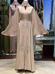 Abaya Nida vintage de qualité supérieure, brodée à la main et ornée de perles, avec des coutures de haute qualité et une finition élégante, idéale pour les femmes au quotidien et pour les mariages. - Product Image 3