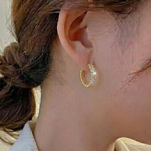 Élégantes boucles d'oreilles créoles en or jaune 18 carats avec diamants, design bulles perlées, griffes partagées, bijoux fins, cadeau pour fille - Product Image 3