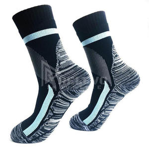 Chaussettes de sport professionnelles antidérapantes pour hommes, chaussettes de sport respirantes à compression pour le football et le basketball - Product Image 2