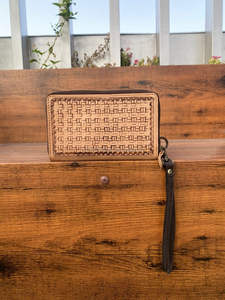 Nouvel arrivage de portefeuille sculpté usiné à la main pochette de téléphone élégant multi-usages portefeuille à bracelet en cuir occidental pour femmes - Product Image 6