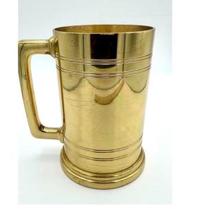 Taza de latón puro fabricada en India para beber agua, diseño tradicional hecho a mano para uso en el hogar y la cocina, disponible para la venta. - Product Image 1