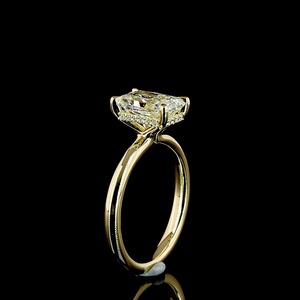 Bague de fiançailles minimaliste en or jaune 14 carats avec diamant de laboratoire taille radiant de 2 carats certifié IGI, sertie de deux griffes, pour mariage - Product Image 2