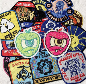 Badges magnétiques brodés en tissu de luxe en gros pour vêtements scolaires et sportifs, patchs de mode, fournisseur OEM d'usine - Product Image 4