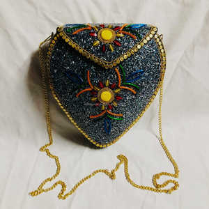 คลัทช์เรซิ่นทำมือรูปหัวใจกลิตเตอร์ออกแบบลายดอกไม้เจ้าสาวสำหรับงานแต่งงานในโอกาสพิเศษ - Product Image 1