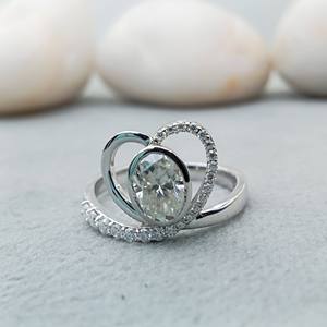 Anillo de Compromiso y Boda Clásico Unisex de Lujo en Oro Sólido de 14K con Diamante de Laboratorio VVS de 2 Quilates, Corte Ovalado, con Certificado IGI - Product Image 1