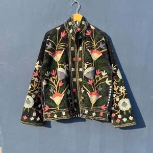 Chaqueta de Terciopelo con Bordado Floral para Mujer, Cuello Mandarín, Manga Larga, Estilo Prairie Chic, Abrigo de Primavera con Patrón Decorativo Hecho a Mano - Product Image 3