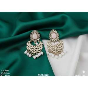 ต่างหูเมเฮนดีแบบพิเศษประดับคุณดัน ชานด์บาลี พร้อมมุกห้อย ตกแต่งด้วยมุกแบบดั้งเดิม เหมาะสำหรับเจ้าสาวในงานแต่งงานและงานเฉลิมฉลอง - Product Image 4