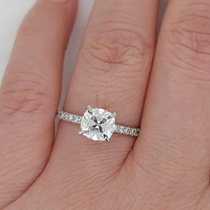 Bague de fiançailles en or blanc massif avec diamant de laboratoire IGI taille brillant coussin de 1,5 carat, provenance mine ancienne, pour demande en mariage - Product Image 2