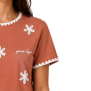 เสื้อยืดผู้หญิงลายดอกไม้ปักสีเทอร์ราคอตต้า แต่งขอบสีขาว คอกลม แขนสั้น สไตล์ลำลอง แฟชั่น รับผลิตแบบ OEM ODM สั่งทำได้ - Product Image 4