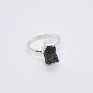 Bagues petites et fines en argent sterling 925, best-seller, en moldavite verte naturelle, pour femmes, haute énergie, vibrations positives. - Product Image 1