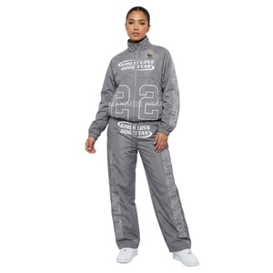 Ensemble de survêtement rétro pour femme avec bandes réfléchissantes, veste coupe-vent en nylon à fermeture éclair intégrale et pantalon de jogging large, 2 pièces, vente en gros OEM - Product Image 1