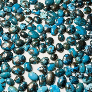 Pierres précieuses en turquoise naturelle de Morenci, formes variées, pierres polies, fabrication de bijoux, vente en gros - Product Image 1