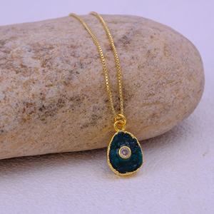 Collier tendance en émeraude teinte brute, plaqué or brut, fait main en laiton, pierre de naissance de mai, vente en gros - Product Image 3