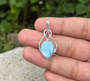 Collier pendentif artisanal en argent massif 925 plaqué or avec trois pierres de Larimar, style bohème, cadeau de fiançailles pour femme - Product Image 1