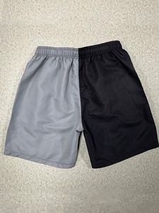 Short de plage bicolore pour hommes avec imprimé palmiers, séchage rapide, cordon de serrage à la taille, poches, gris et noir - Product Image 6