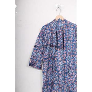 Kimono chic : rehaussez votre tenue décontractée avec un kimono 100 % coton pur, col en V, design épuré et imprimé floral, idéal pour les occasions décontractées. - Product Image 3