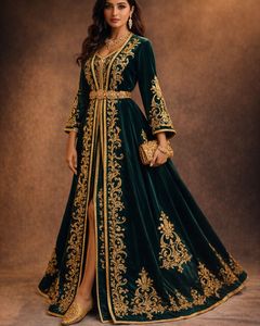 Robe caftan de mariage traditionnelle en velours vert émeraude brodée, longueur ras du sol, pour femme, avec détails dorés, style ample - Product Image 1