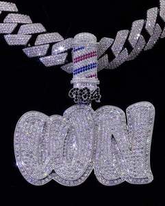 Colgante de Plata de Ley 925 Hecho a Mano con Baño de Rodio y Diamante Moissanita, Claridad VVS, Estilo Lujoso con Logotipo Totalmente Cubierto de Diamantes, Gran Brillo - Product Image 2