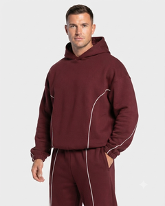 Ensemble de survêtement surdimensionné bordeaux pour homme, personnalisé OEM, avec lignes contrastées, en molleton de coton de qualité supérieure, comprenant un sweat à capuche et un pantalon de survêtement à jambes larges - Product Image 3