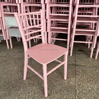 Chaises Chivari empilables en résine plastique rose miniatures et durables pour enfants