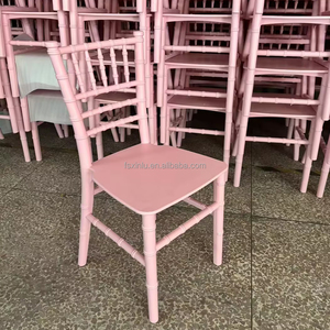 Chaises Chivari empilables en résine plastique rose miniatures et durables pour enfants - Product Image 5