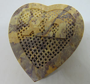 Caja de Recuerdos Tradicional en Forma de Corazón, Hecha a Mano, de Alta Calidad, Grabada y Tallada en Piedra - Product Image 2