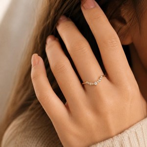Bague de fiançailles minimaliste en or massif 10K 14K 18K avec diamant de laboratoire rond serti à griffes, courbée en chevron, certifiée IGI, empilable - Product Image 5