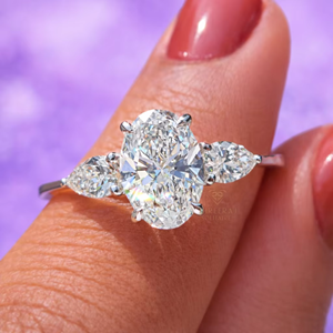 แหวนเพชรทรงรีเพาะเลี้ยงในห้องปฏิบัติการ ทองคำแท้ 14K 18K แหวนเพชรสามเม็ด 1 กะรัต/2 กะรัต/3 กะรัต DEF VVS รับรองโดย IGI แหวนแต่งงาน ODM - Product Image 1
