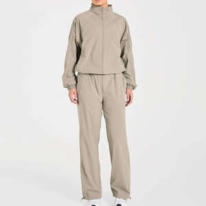 ชุดวอร์มผู้หญิงแบบเรโทรพร้อมโลโก้สั่งทำขายส่ง เสื้อแจ็คเก็ตและกางเกงวอร์มแต่งขอบตัดสี น้ำหนักเบา ชุดออกกำลังกายผู้หญิง - Product Image 1