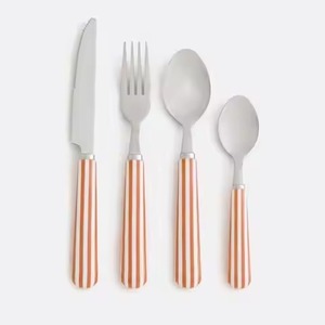 Ensemble de couverts en métal à poignée rayée, design minimaliste, compatible lave-vaisselle, idéal pour les fêtes - Product Image 1