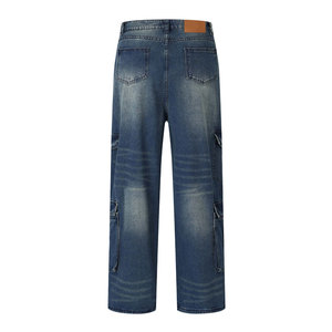 Pantalon cargo en jean bleu multi-poches pour homme, taille asymétrique croisée, coupe droite ample, style vintage utilitaire, jean baggy - Product Image 2