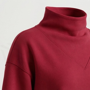 Conjunto de Suéter de Cuello Alto Rojo de 2 Piezas para Mujer, Pantalones Cortos Casuales de Corte Holgado por Encima de la Rodilla con Bolsillos, Color Sólido, Ropa de Otoño - Product Image 4