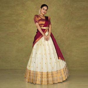 Lehenga Choli en soie Banarasi avec bordure évasée en ivoire tissé, détails de bordure riches, style classique de dupatta drapé pour les mariages - Product Image 2