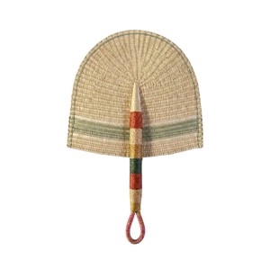 Éventail unique en jonc de mer tressé, vert sauge, rayures rouille et or, outil de rafraîchissement artisanal pour le style estival et la décoration intérieure - Product Image 1