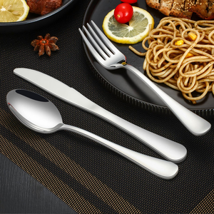 Elegante Juego de Cubiertos Clásico de Acero Inoxidable Plateado con Acabado Espejado, Cuchara, Tenedor y Cuchillo Metálicos Sostenibles al Mejor Precio - Product Image 2