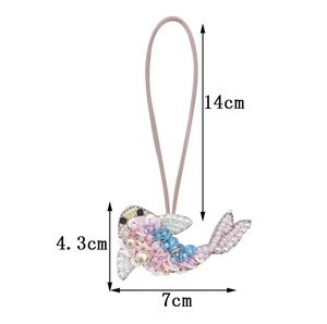 พวงกุญแจรูปปลาสีฟ้าขาว งานแฮนด์เมดสไตล์วินเทจ ประดับคริสตัลหลากสี ตัวอักษรภาษาอังกฤษแบบเรียงต่อกัน พร้อมสายคล้องข้อมือ - Product Image 6