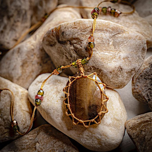 Collar con Colgante de Macramé y Cuarzo Ahumado Hecho a Mano |   Joyería Boho Curativa con Piedras Preciosas Facetadas de Color Marrón - Product Image 1