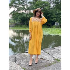 Robe longue jaune brodée pour femmes, robe maxi en coton ethnique mexicain, robe d'été bohème faite à la main - Product Image 1