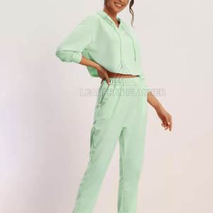 Ensemble de survêtement léger pour femme avec crop top – Qualité supérieure, tenue décontractée, idéal pour la vente en ligne - Product Image 3