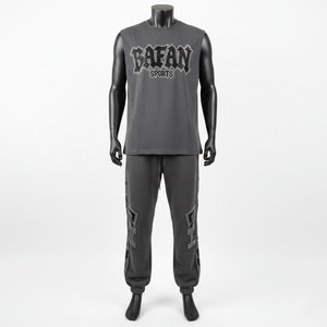 Conjunto de pantalón y camiseta sin mangas para mujer, jersey premium de algodón y poliéster de 200 GSM, gris oscuro con panel lateral y logo de diamantes de imitación. Conjuntos para mujer. - Product Image 6