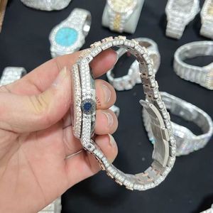 Splendide montre pour homme en moissanite, analogique, à quartz, avec cristal saphir, bracelet argenté 15 mm, fermoir papillon de luxe, mouvement ETA - Product Image 3