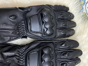 ถุงมือมอเตอร์ไซค์สีดำพรีเมียม ถุงมือหนังวัวแท้คุณภาพสูงสำหรับนักแข่ง ทนทาน เหมาะสำหรับขี่มอเตอร์ไซค์ จับกระชับมือ - Product Image 5