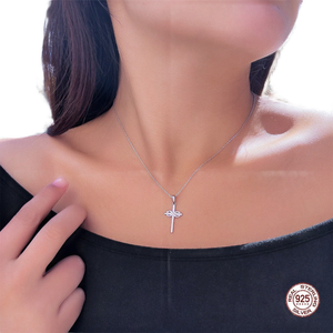 Elegante Collar con Colgante de Cruz de Plata 925 con Diseño Infinito de Moissanita, Bañado en Rodio, para Ceremonias Religiosas, Unisex - Product Image 3