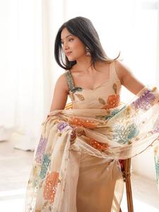 Salwar Kameez beige à motifs floraux en relief, avec dupatta en dentelle, haut à fines bretelles et pantalon large, pour mariage et tenue de soirée élégante - Product Image 2