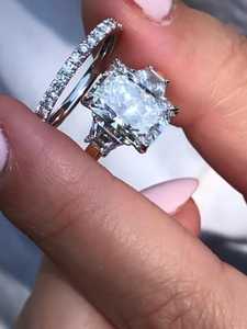 Juego de Anillos de Compromiso y Boda de Diamantes Cultivados en Laboratorio con Corte Radiante, Plata 925 y Oro 14K, 3ct, Tres Piedras, Venta al Por Mayor - Product Image 2
