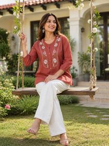 Ensemble Kurta en coton rouge pour femmes avec pantalon blanc, coupe ample, vêtements décontractés, style Inde Pakistan, toutes saisons - Product Image 2
