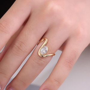 Anillo de Moissanita con Corte Ovalado y Bisel, Anillo de Oro Moderno Envolvente, Anillo de Compromiso de Diseño Único, Anillo de Boda Minimalista y Distintivo - Product Image 6