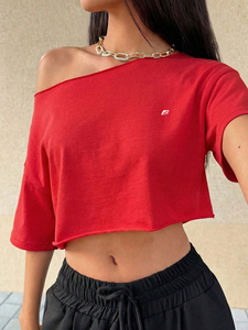 เสื้อยืดครอปไหล่เฉียงแบบอสมมาตร สีแดง แขนสามส่วน ทรงหลวม สไตล์ลำลอง ผ้าฝ้าย เสื้อผู้หญิงลำลอง รับผลิตแบบ OEM - Product Image 2
