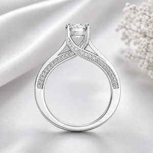 แหวนหมั้นมอสซาไนต์ทรงกลมคลาสสิก เงินแท้ 925 ชุบโรเดียม ประดับเพชรแบบ Pave Setting สำหรับผู้หญิง - Product Image 4